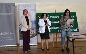 burmistrz z dyrektorka i nauczycielką szkoły podstawowej w Kr&oacute;l&oacute;wce