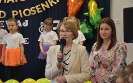 przemawia burmistrz, w tle inne osoby
