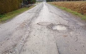droga do remontu z uszkodzoną nawierzchnią