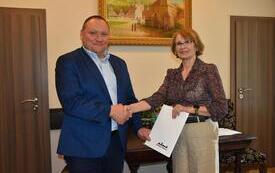 uścisk dłoni samorządowc&oacute;w 