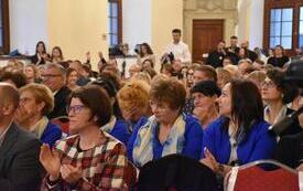 publiczność słucha koncertu