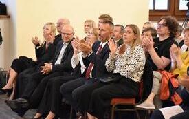 publiczność słucha koncertu