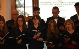 występ ch&oacute;ru dorosłych i młodzieży
