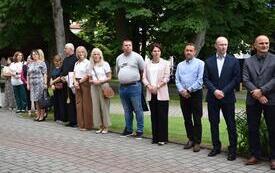 goście na otwarciu wystawy plenerowej