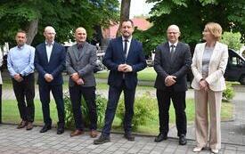 goście na otwarciu wystawy plenerowej