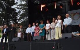 samorządowcy na scenie witają gości