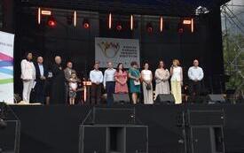 samorządowcy na scenie witają gości