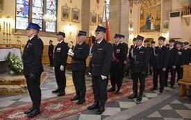strażacy z relikwiami  św. Floriana i sztandarem stoją w kościele
