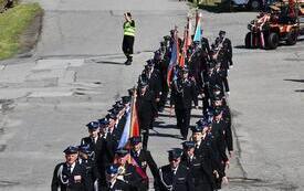 przemarsz strażak&oacute;w i gości do kościoła
