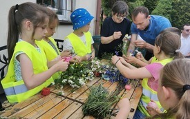 dzieci z prowadzącym robią bukieciki