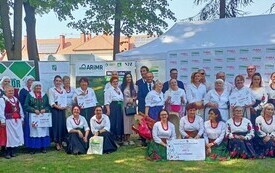 panie w strojach regionalnych z dyplomami, nagrodą