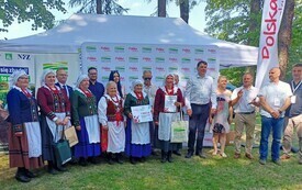 panie w strojach regionalnych z dyplomami, nagrodą