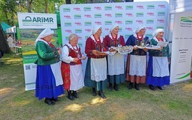panie w strojach regionalnych z tacami