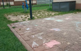 stary plac zabaw, trawa, kostka