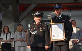 st. bryg. Jacek Ryncarz  z podziękowaniem, inne osoby na scenie