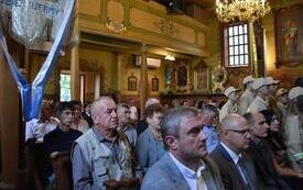 uczestnicy uroczystości w kościele