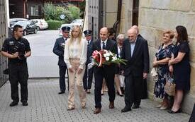delegacje skłądają wieńce przy tablicy