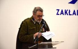 mężczyzna w stroju czyta list