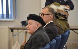 członkowie rocznicy słuchają wystąpienia 
