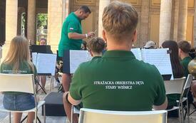 osoby grają na instrumentach
