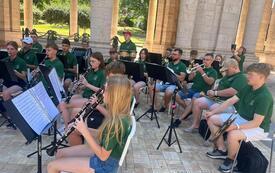 osoby grają na instrumentach