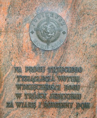 Pomnik jest dziełem prof. Czesława Dźwigaja.