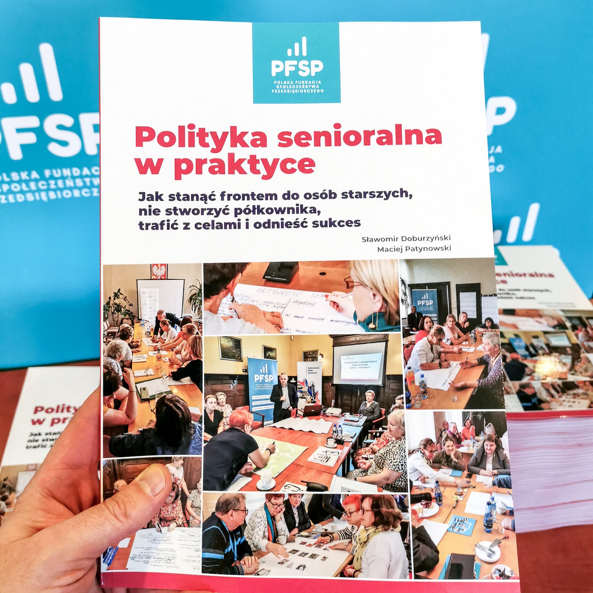 książka trzymana w ręce z napisem polityka senioralna w praktyce, na okładce różne osoby