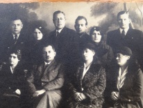 dr Franciszek Piątkowski mężczyźni i kobiety pozują do wspólnego zdjęcia, czarno-biała fotografia