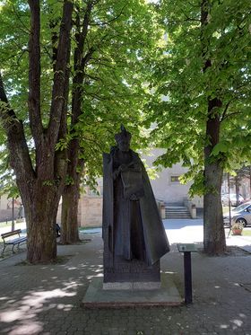 pomnik Lubomirskiego w tle drzewa, budynek ratusza
