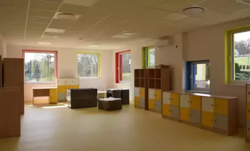 sala przedszkolna z meblami, kolorowe okna