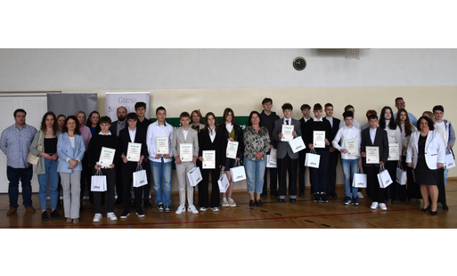zdjęcie grupowe, uczestnicy konkursu, nauczyciele, opiekunowie oraz burmistrz Nowego Wiśnicza