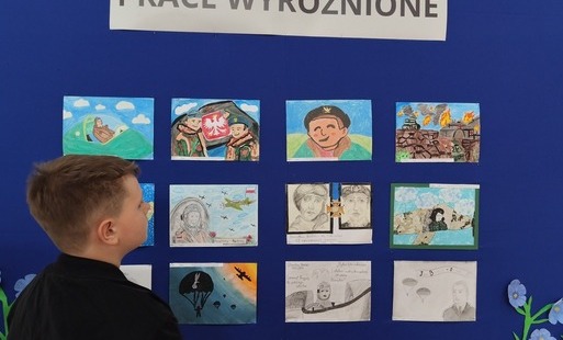 obrazki na ścianie, postać chłopca