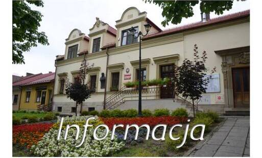 budynek z napisem informacja