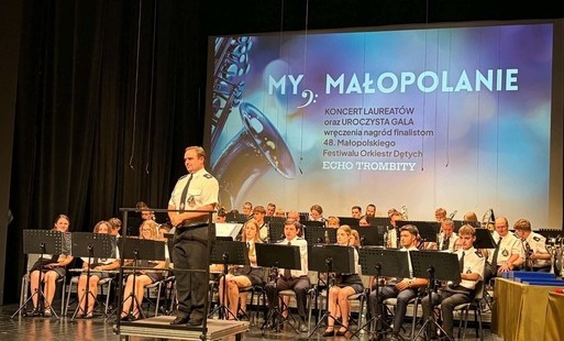 osoby z instrumentami na scenie