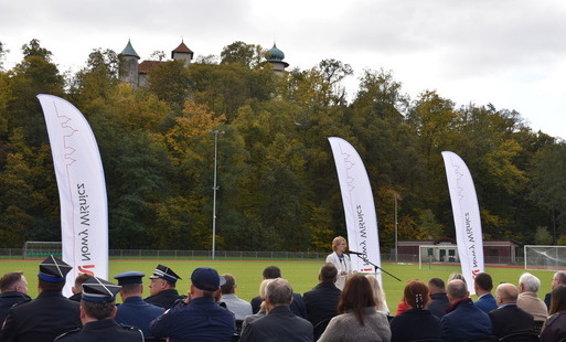goście na stadionie, w tle zamek, burmistrz przemawia 