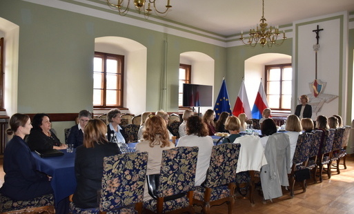 sala, stół, osoby siedzące przy stole