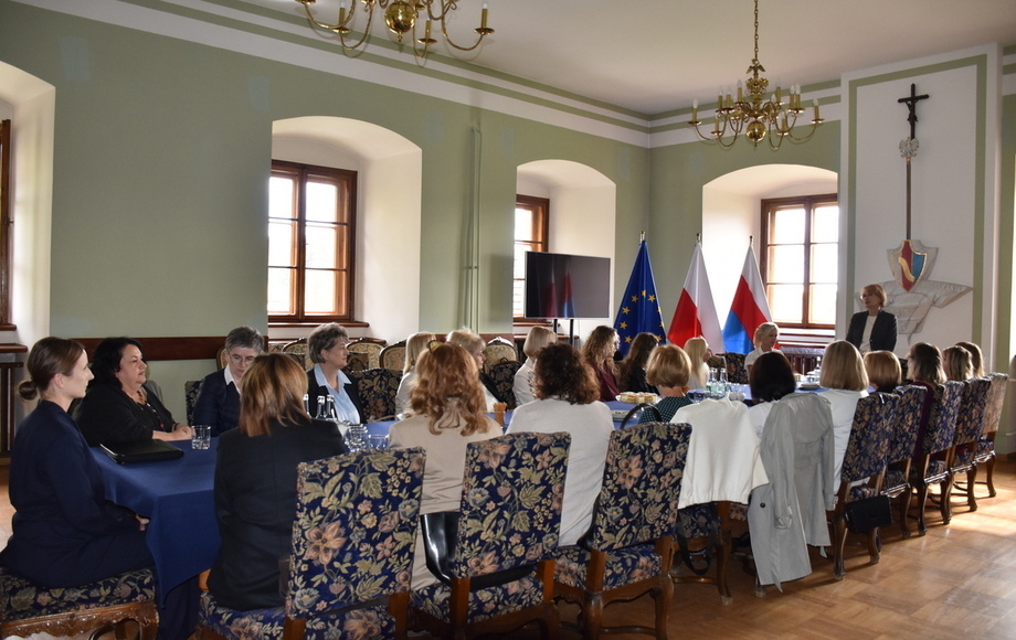 Burmistrz Nowego Wiśnicza wręczyła nagrody nauczycielom