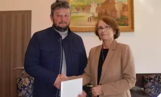 burmistrz i wykonawca, uścisk dłoni
