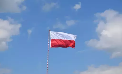 flaga Polski na tle nieba