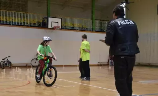 dziewczynka na rowerze, policjant, dwóch chłopców