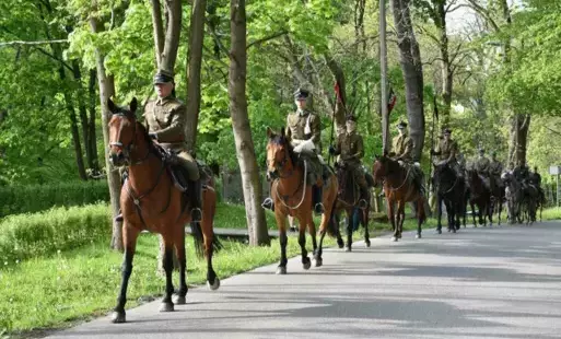 ułani na koniach jadą jeden za drugim