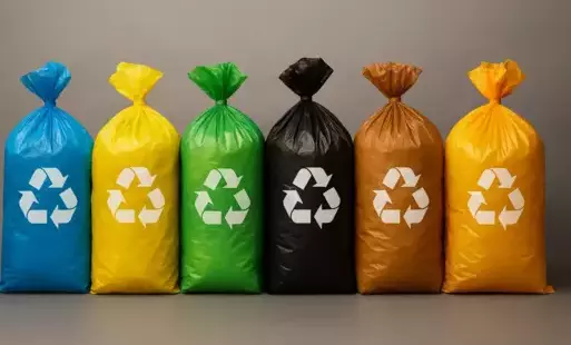 kolorowe worki z symbolem recyklingu