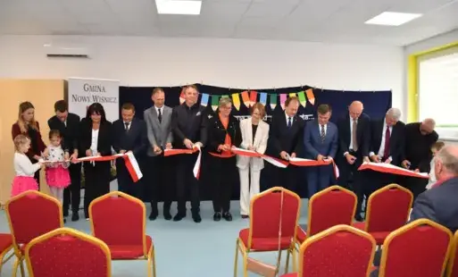 grupa ludzi przecina wstęgę