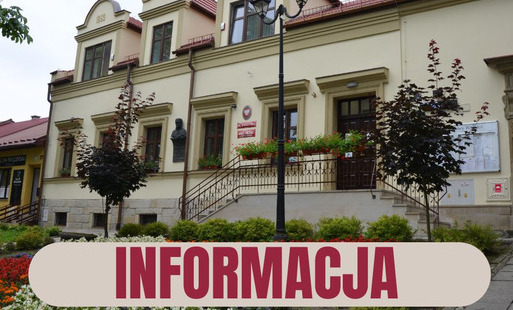 budynek ze schodami, przed nim kwiaty, napis INFORMACJA