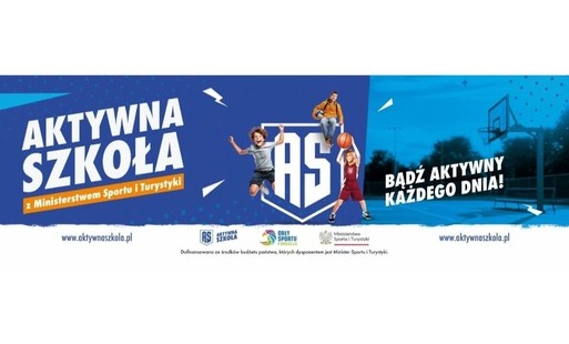 dzieci z pilką, napisy aktywna szkoła, niebieskie tło, fragment boiska do koszykówki