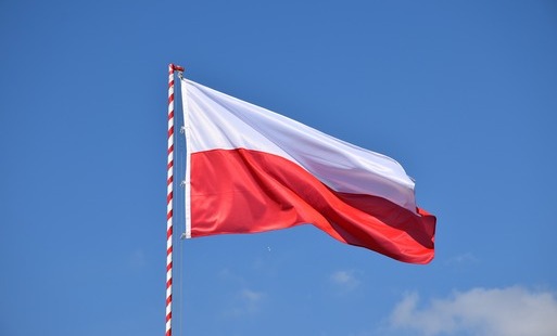 flaga  Polski na maszcie