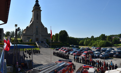 plac przed remizą w Królówce z delegacjami strażaków  sztandarów