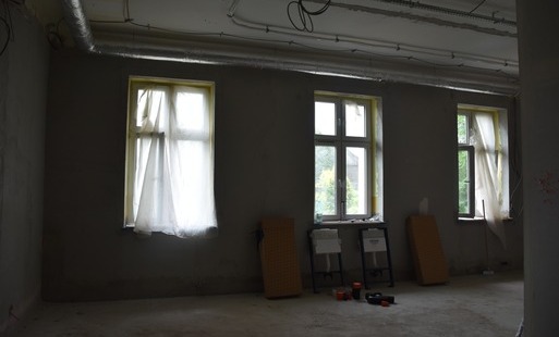 okna w pomieszczeniu, rury