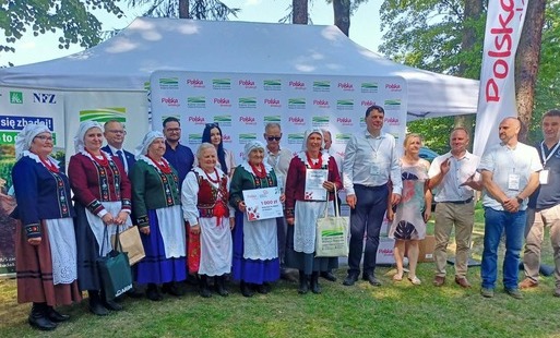 panie w strojach regionalnych z dyplomami, nagrodami