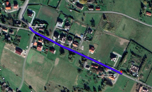 mapa z lotu ptaka z zanzaczonym na niebiesko fragmentem drogi